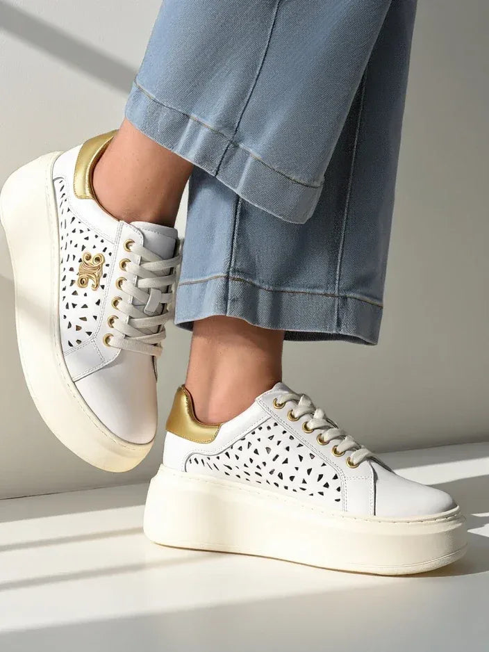 Białe Sneakersy z Ażurowym Panelem i Złotymi Akcentami